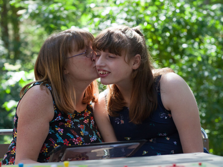 Mum Kelly, kisses daughter Hannah